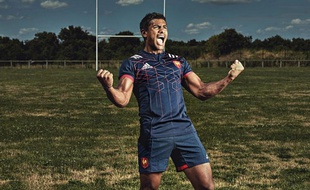 Wesley Fofana présente le nouveau maillot des Bleus.