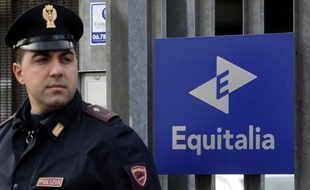 Trois engins explosifs ont explosé lundi soir devant les portes d'une agence régionale d'Equitalia, organisme italien chargé de la collecte et du recouvrement des impôts et amendes, à Naples (sud), sans faire de blessés, ont annoncé les autorités locales.