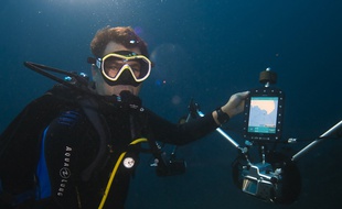Alexis Rosenfeld en plein test de son appareil photo GPS