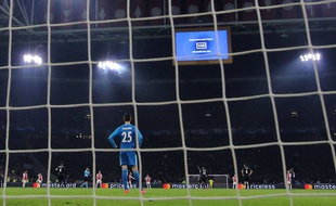 Le VAR à l'oeuvre pendant Ajax Amsterdam - Real Madrid, le 13 février 2019.