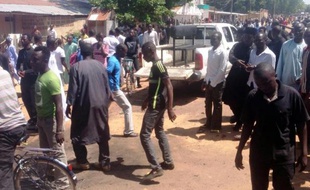 Des habitants viennent voir le lieu où est survenu un attentat suicide meurtrier à Potiskum, dans le nord-est du Nigeria, le 23 novembre 2014