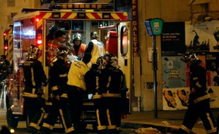 Une victimes des attentats de la rue de Charonne prise en charge par les pompiers, le 14 novembre 2015 à Paris