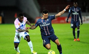 Paris, avec sa 5e victoire de rang à Evian (1-0) dimanche en clôture de la 34e journée de L1, profite du nul plus tôt entre Lyon et Saint-Etienne (1-1) pour assurer mathématiquement l'une des deux premières places, un rang désormais également entrevu par le dauphin marseillais.