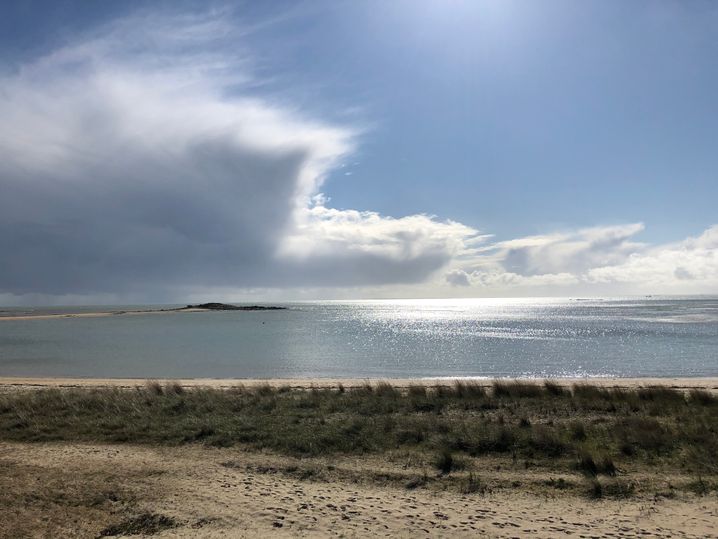 Du ciel bleu, des nuages. Une journée comme une autre sur la plage du Men Du, dans le Morbihan.