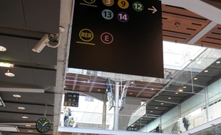 Caméra de surveillance à la gare Saint-Lazare, à Paris.
