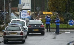 Un couple armé, soupçonné d'appartenir à l'ETA et au commando qui a tué un garde civil espagnol et blessé très grièvement un autre samedi à Capbreton (Landes), a tenté de voler lundi en début d'après-midi un véhicule près de Périgueux, a-t-on appris de source judiciaire.