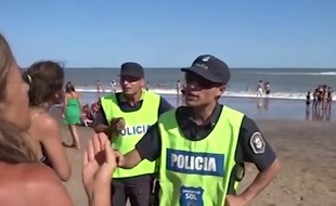 Trois femmes seins nus ont été expulsées d'une plage en Argentine.