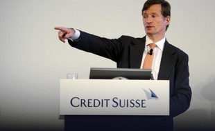 Brady Dougan, le directeur général de Credit Suisse, a vu sa rémunération totale grimper de plus d'un tiers en 2012, selon le rapport annuel de la banque helvétique publié vendredi.