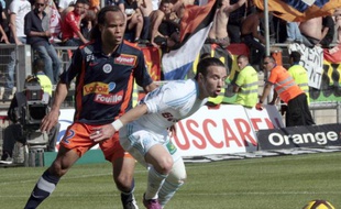 Le Marseillais Mathieu Valbuena à la lutte avec Garry Bocaly, le 17 avril 2011 à Montpellier.