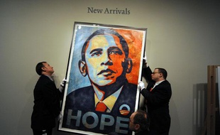 Installation du portrait d'Obama de l'artiste Shepard Fairey à la National Portrait Gallery à Washington, le 17 janvier 2009.