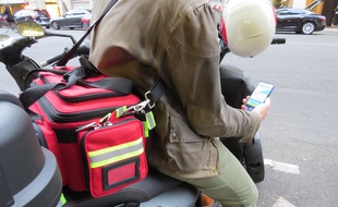 Un médecin utilisant l'application Docadom