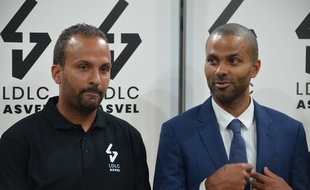 Tony Parker, ici le 23 juin lors de la présentation devant la presse de son frère TJ, nouveau coach de l'Asvel.