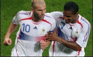 A la mi-temps, la France mène devant le Portugal 1 à 0 en demi-finales du Mondial 2006 de football, mercredi à Munich.