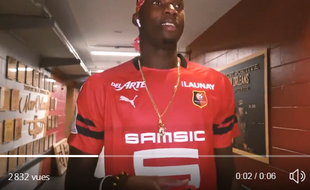Cheik Diallo des New Orleans Pelicans avec le maillot de Rennes sur les épaules.