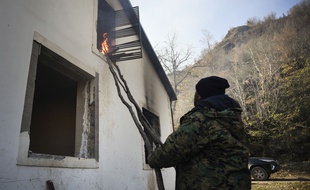 Un habitant met le feu à sa maison dans le village de Charektar.