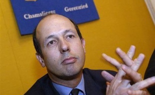 Le député UMP Louis Giscard d'Estaing a lancé mercredi sa campagne en faveur de l'émission du billet d'un euro, en vue de permettre aux Européens d'avoir "une juste perception" de la valeur de leur monnaie sur le marché international, notamment vis-à-vis du dollar.