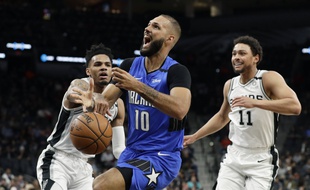 Evan Fournier avec le maillot du Magic d'Orlando