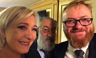 Le député homophobe russe Vitali Milonov prend un selfie avec Marine Le Pen.