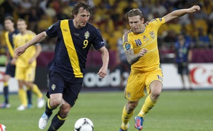 Le Suèdois Kim Källström (à gauche), au duel avec l'Ukrainien Andreï Voronine, le 11 juin 2012