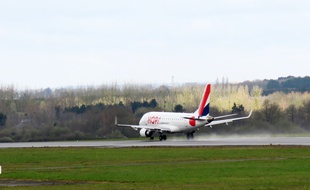 Un avion de la compagnie Hop décolle sur la piste de l'aéroport de Rennes Saint-Jacques.