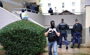 L'un des trois hommes arrêtés lundi dans les Alpes-Maritimes dans le cadre de l'enquête sur la cellule islamiste de Cannes-Torcy a été mis en examen à Paris et écroué vendredi, a-t-on appris de source judiciaire.