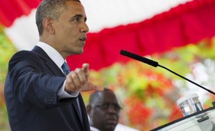 Le président américain Barack Obama a rendu hommage jeudi à Dakar à l'ex-président sud-africain Nelson Mandela, un "héros pour le monde" au moment où il lutte pour sa survie, et apporté son soutien aux homosexuels africains persécutés.