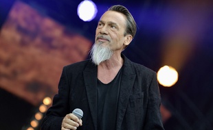 Le chanteur Florent Pagny, exilé fiscal au Portugal, a vivement répondu à ses détracteurs.