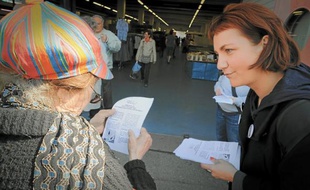 Cécile Corallini, mardi, en pleine distribution de tracts sur la place du Marché au Neudorf.