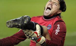 Le gardien du Paris Saint-Germain, Grégory Coupet, blessé à la cheville lors du match PSG - Auxerre, le 28 novembre 2009.
