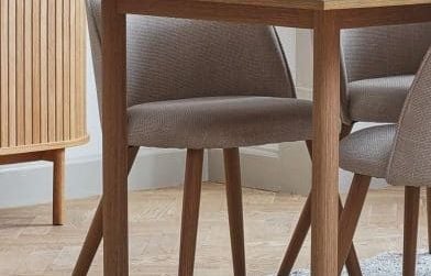 Envie d’une assise chic à prix mini ? La chaise THORUP beige et chêne est à -50 % chez JYSK aujourd’hui