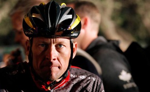Lance Armstrong avant le départ de l'Argus Cycle Tour au Cap, le 14 mars 2010.