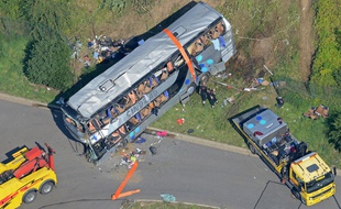 Au moins neuf personnes ont été tuées dans un carambolage de plusieurs autocars le 19 juillet 2014 près de Dresde.