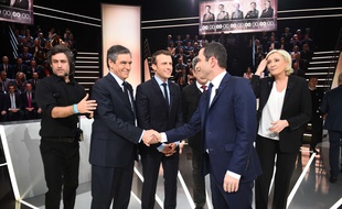 Les cinq candidats sur le plateau de TF1, lundi 20 mars 2017.