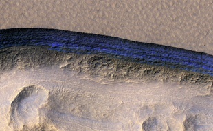 La sonde Mars Reconnaissance Orbiter a détecté des strates de glace (ici coloriées en bleu) à quelques mètres sous la surface martienne.