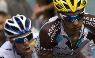 Jean-Christophe Péraud devant Thibaut Pinot, lors de la 17e étape du Tour de France, le 23 juillet 2014.