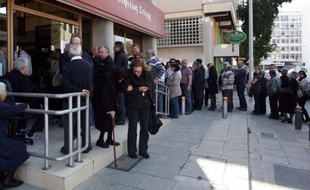 De longues files d'attente se sont formées vendredi devant certaines banques à Chypre en raison de rumeurs sur une ponction sur tous les comptes bancaires, que les autorités ont promptement démenties.