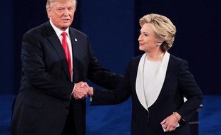 Donald Trump et Hillary Clinton lors du débat présidentiel du 9 octobre 2016.