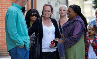 Une centaine de personnes ont participé dimanche à une cérémonie en mémoire de Mark Duggan, un jeune homme tué par la police à Londres le 4 août 2011, dont la mort avait déclenché des émeutes dans la capitale et plusieurs villes de Grande-Bretagne.