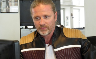 L'ancien joueur de foot Emmanuel Petit se pose des questions.