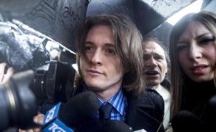 Raffaele Sollecito et sa nouvelle petite-amie, Greta Menegaldo (D), arrivent à la cour de Cassation, à Rome, le 25 mars 2015. (AP Photo/Massimo Percossi, Ansa)/ROM101/462092890766/ITALY OUT /1503251143
