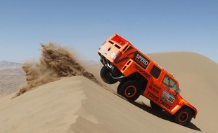 L'Américain Robby Gordon, dans son buggy sur le Dakar, le 7 janvier 2012, à Copiapo, au Chili.