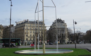 Chaque fontaine est composée de cristal et de bronze.