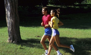 Faire du sport et rencontrer l'amour sont au top des bonnes résolutions des internautes pour 2015.