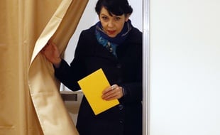 La tête de file du Parti pirate islandais, Birgitta Jonsdottir, vote à Reykjavik le 29 octobre 2016.
