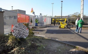 Une partie des éboueurs de la ville de Paris opposés à la réforme des retraites entamaient mercredi leur 16e jour de grève et bloquaient toujours le centre de traitement de déchets d'Ivry-sur-Seine, le plus important de France, a-t-on appris auprès de sources concordantes.