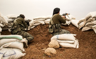 Deux combattants en Syrie, à Hrjala, en décembre 2014.
