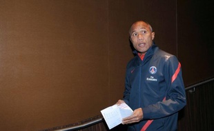 Le directeur sportif du PSG Leonardo a signifié jeudi à l'entraîneur Antoine Kombouaré son éviction, a annoncé à l'AFP une source proche de Kombouaré.