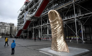 Un «Pouce» de César exposé devant le Centre Pompidou à Paris, le temps de l'exposition consacrée à l'artiste.