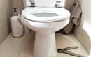 Changer un abattant WC en 5 minutes avec cette astuce de bricoleur (sans kit ni outillage complexe)