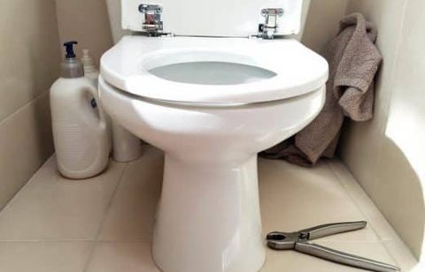 Changer un abattant WC en 5 minutes avec cette astuce de bricoleur (sans kit ni outillage complexe)